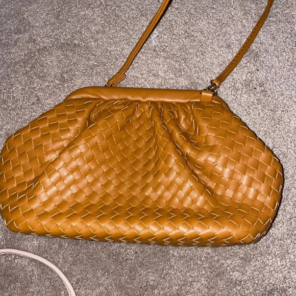 URBAN EXPRESSIONS LEONA SLOUCHY WOVEN POUCHCROSSBODY TAN - Picture 6 of 8